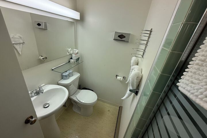 Room 13 of 18