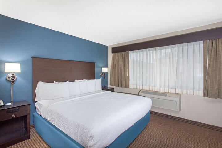 1 King Bed Deluxe Room (8 of 13)