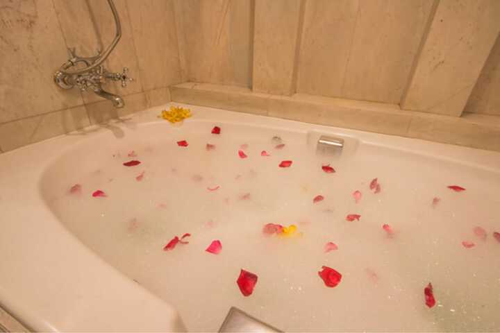 Deep soaking bathtub