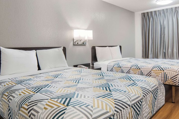 1 Queen Bed (10 of 20)