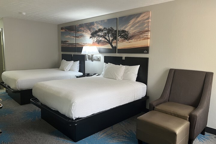 2 Queen Beds (7 of 16)