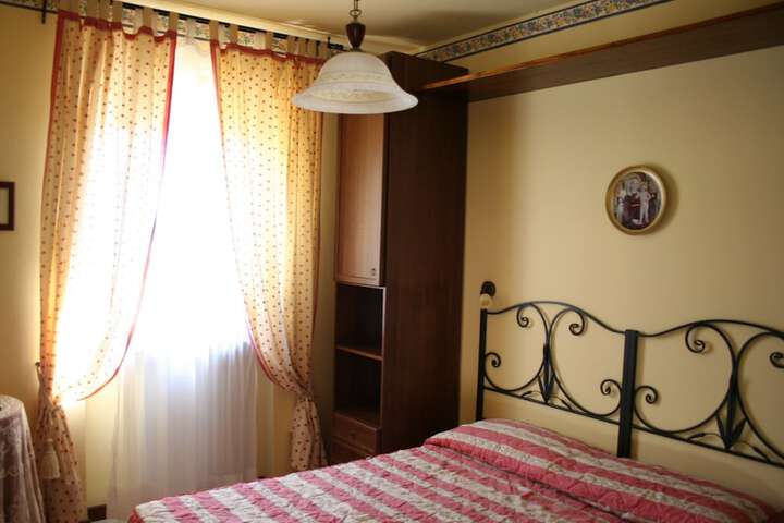 Room 5 of 10