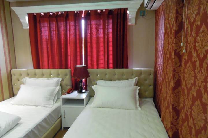 Room 13 of 40