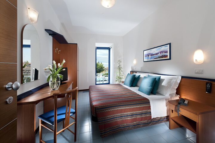 Room 4 of 118