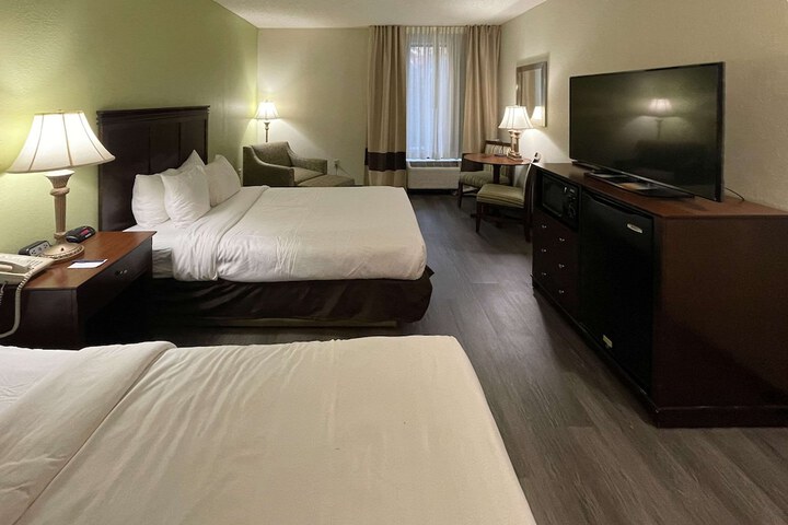 1 Queen Bed Accessible (13 of 46)