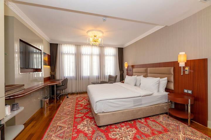 Room 6 of 102