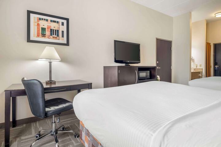 1 Queen Bed Microwave, Refrigerator High Speed Internet Accessible Full Breakfast (6 of 11)