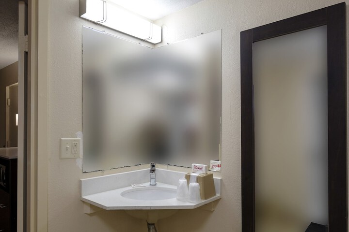 ADA Accessible Deluxe King (18 of 27)