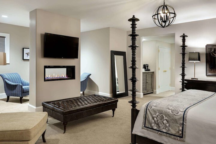 Classic King Bed (9 of 10)