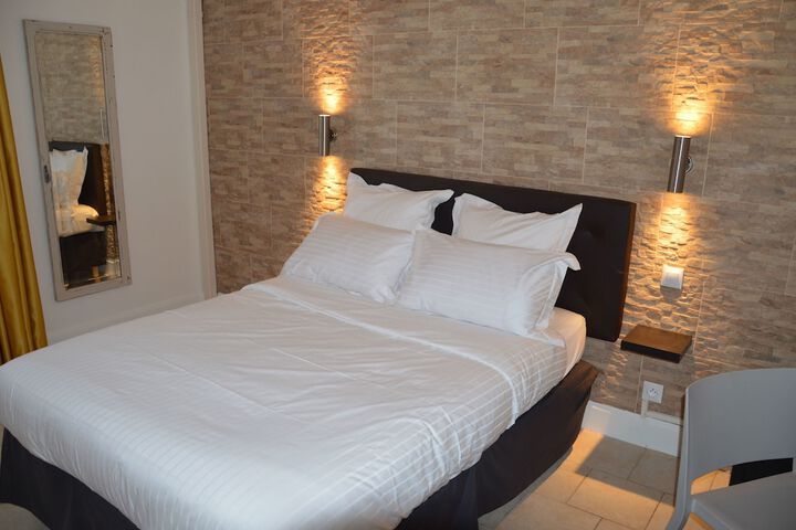 Room 10 of 28