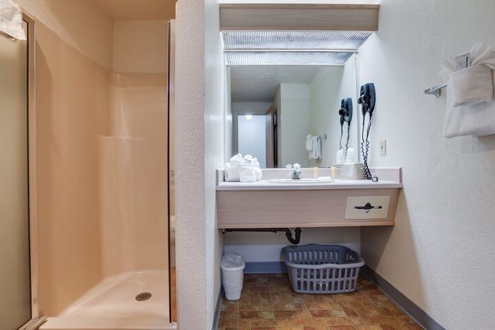 Room 33 of 76