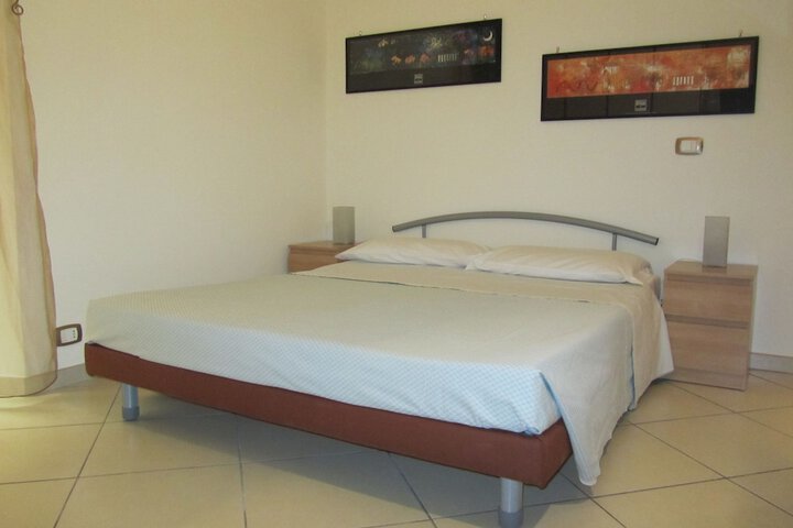 Room 8 of 33