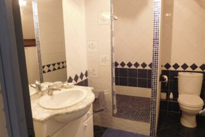 Room 5 of 32