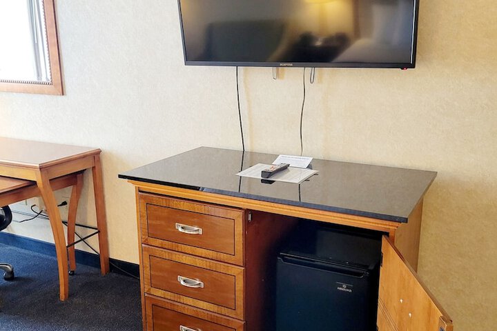 Room 4 of 40
