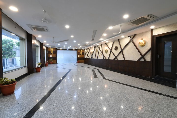Ballroom/Hall 34 of 45