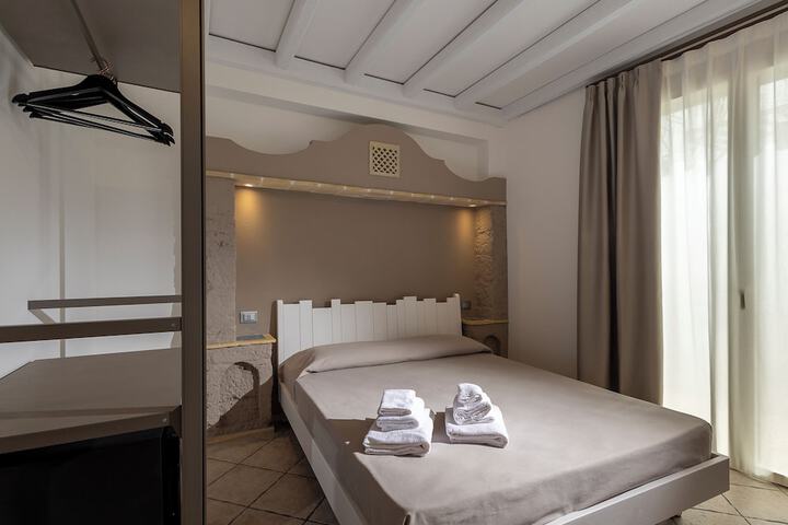 Room 27 of 46