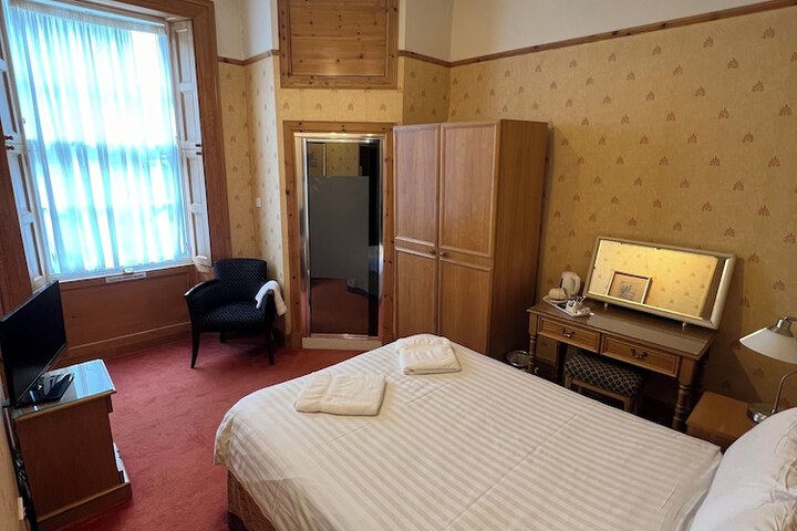 Room 3 of 16