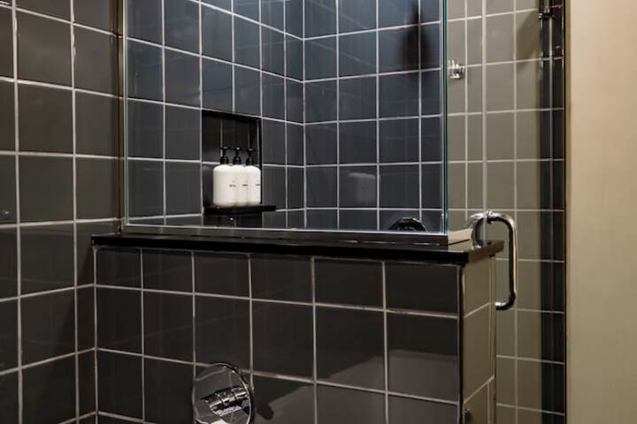 Deep soaking bathtub