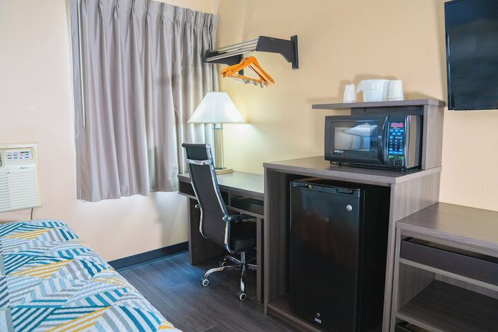 1 Queen Bed Micfridge (4 of 15)