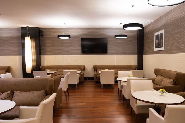 Lounge 41 of 59