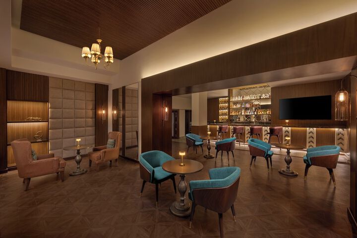 Lounge 23 of 27