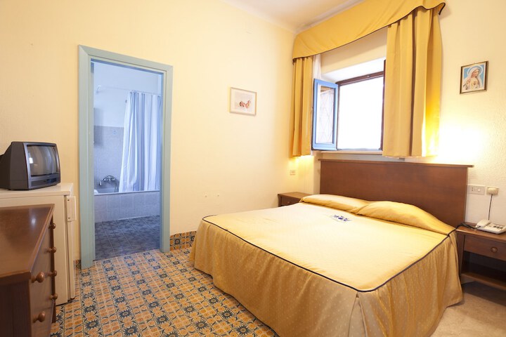 Room 2 of 36