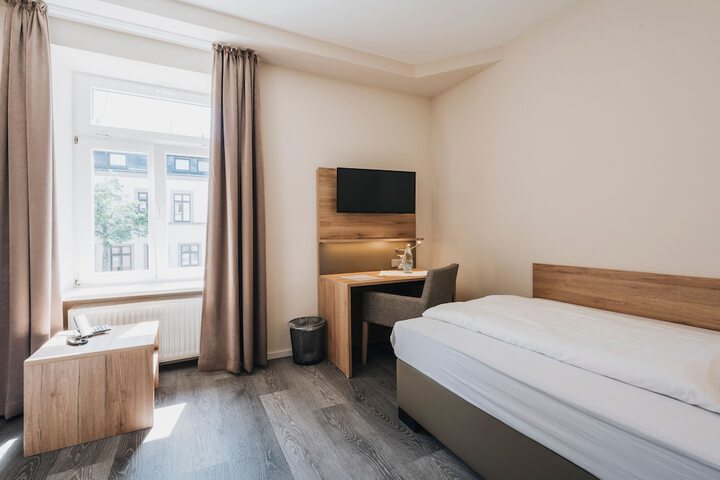 Room 4 of 36