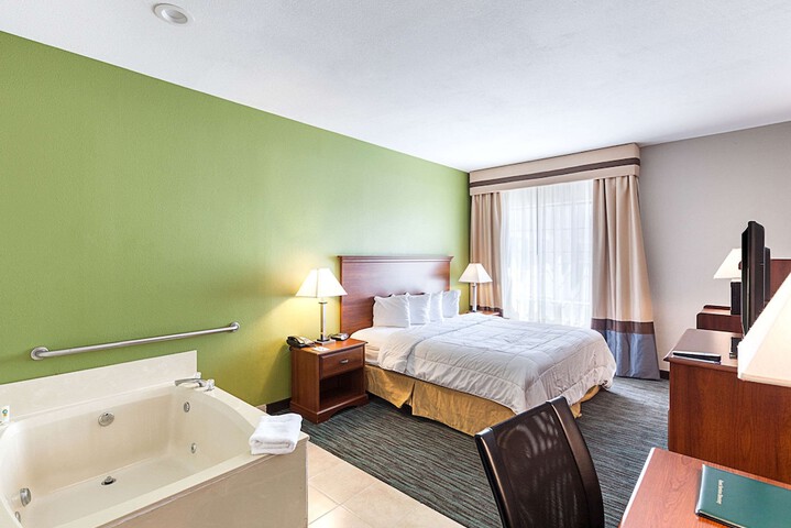 1 King Bed (4 of 10)