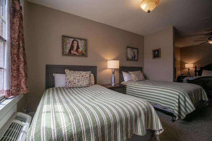 1 King Bed (14 of 40)