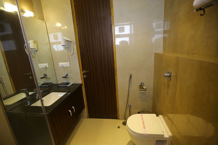 Room 4 of 16