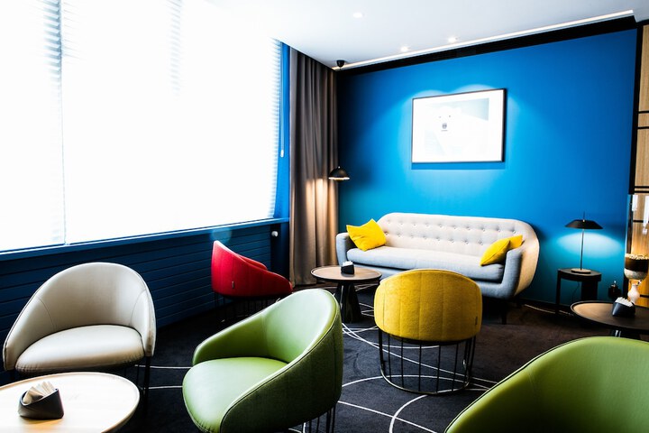 Lounge 77 of 86