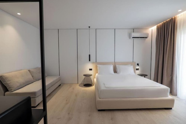 Room 16 of 100
