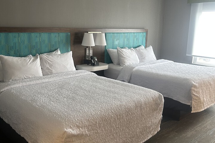 2 Queen Beds Hearing Accessible (20 of 28)