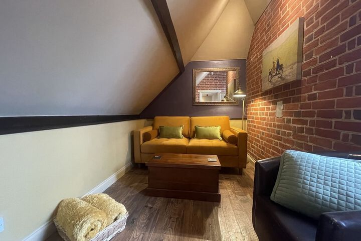 Lounge 73 of 77