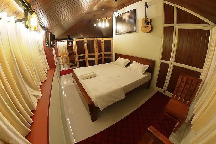 Room 7 of 33