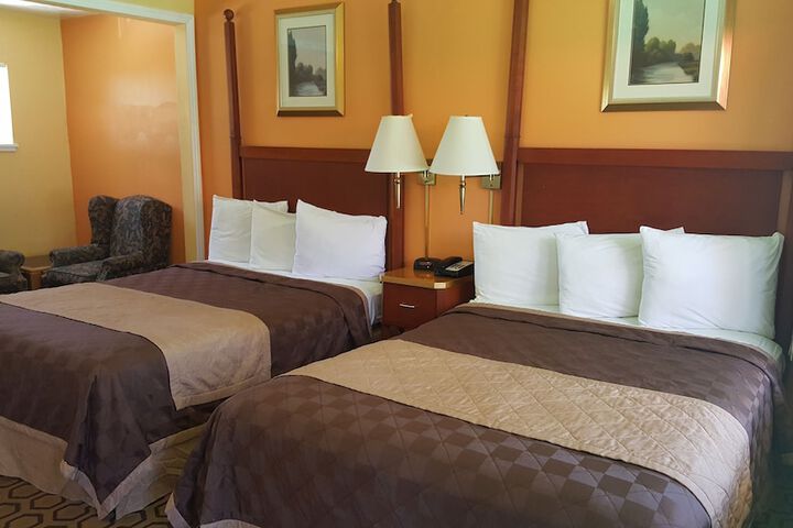 Deluxe Queen Room 2 Queen Beds (8 of 12)