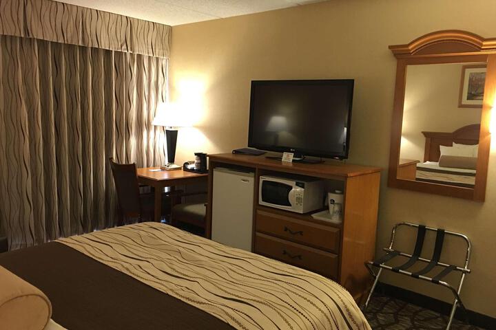 1 Queen Bed High Speed Internet Accessible Microwave and Refrigerator, Coffee Maker Iron (10 of 12)