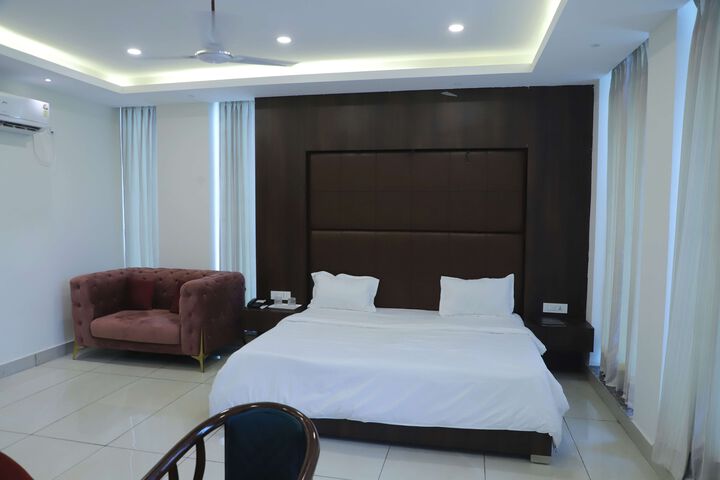 Room 6 of 8