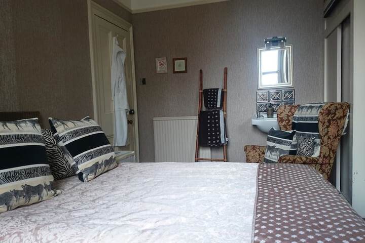 Room 6 of 17