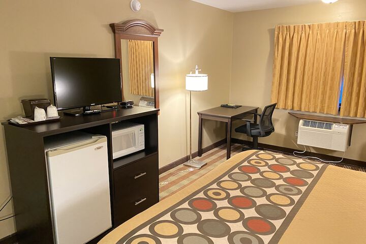 2 Queen Beds Mobility Accessible Bathtub with Grab Bars (10 of 17)