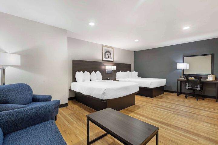 1 King Accessible Comm Assist Bathtub Microwave, Refrigerator WiFi Full Breakfast (4 of 19)
