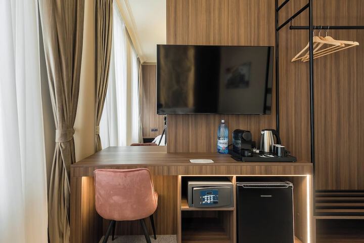 Room 102 of 208