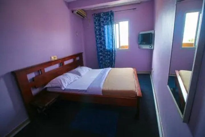 Room 5 of 12