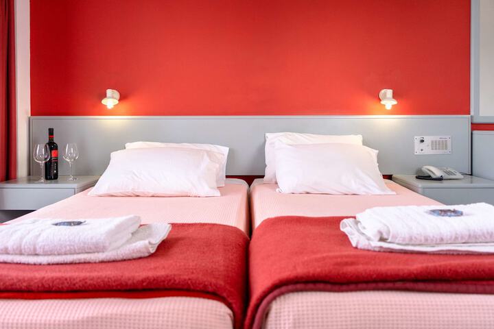 Room 9 of 35