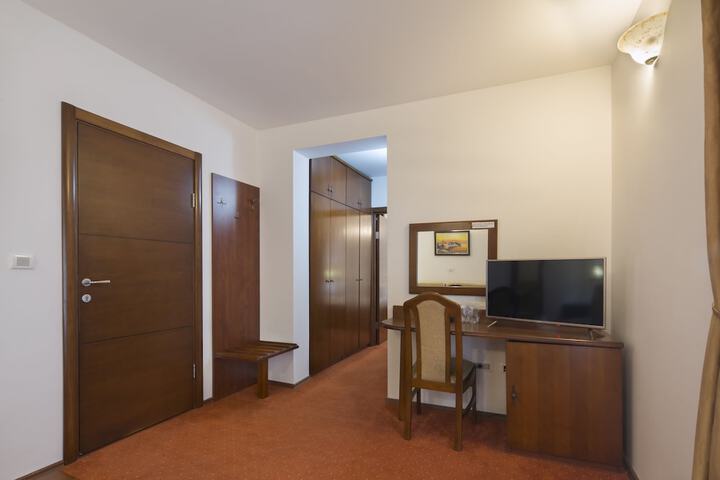 Room 50 of 95