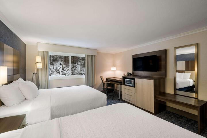2 Queen Beds Desk Microwave and Refrigerator WiFi (4 of 16)