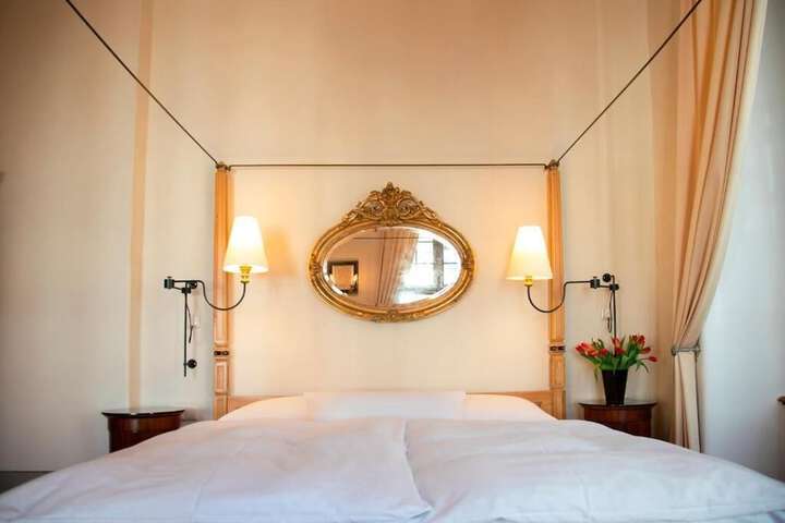 Room 4 of 61