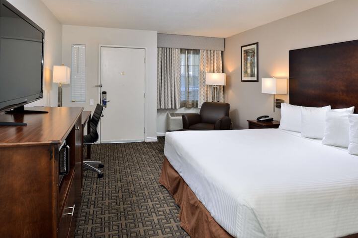 1 King Bed Microwave and Refrigerator WiFi Full Breakfast (10 of 17)