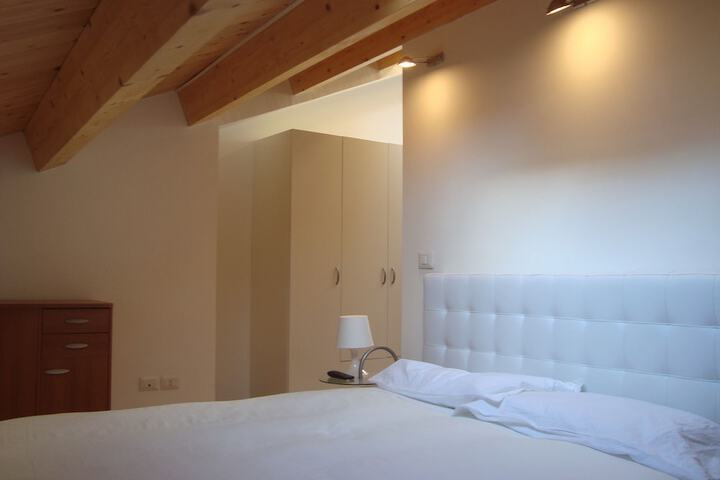 Room 33 of 86