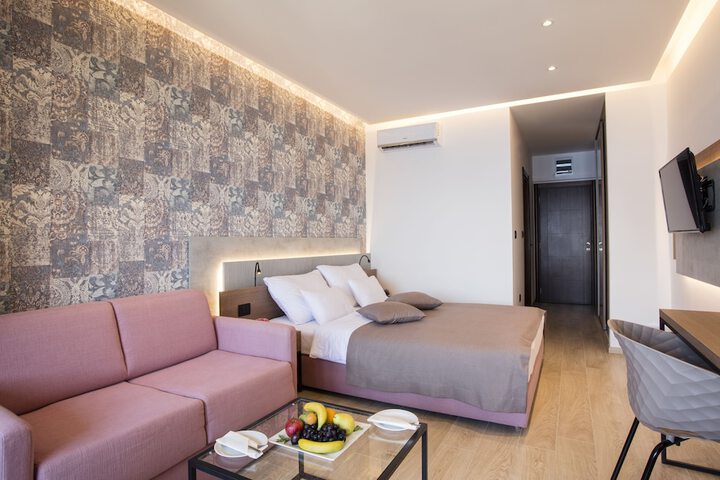 Room 8 of 211